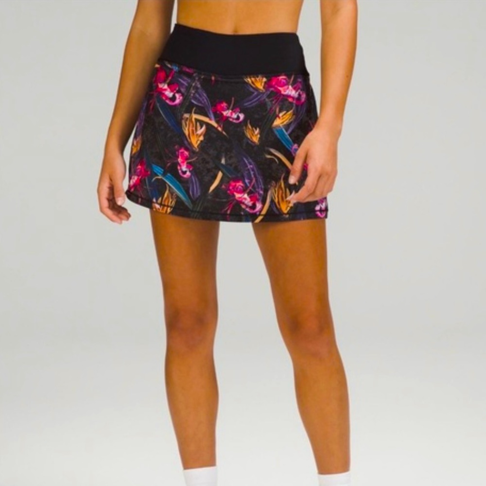 Pace Rival Mid-Rise Skirt *Long
Size: 6
Color: Veiled Floral Black Multi
